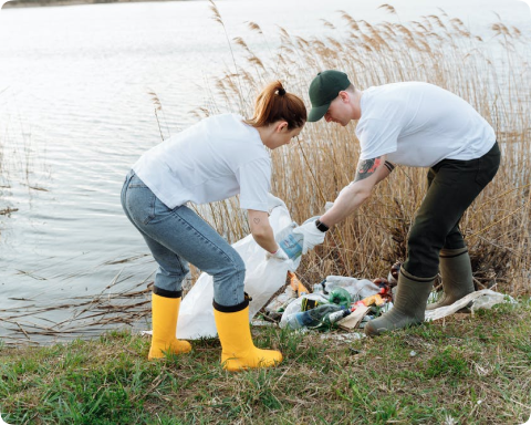 tere is two person are clean the ocean